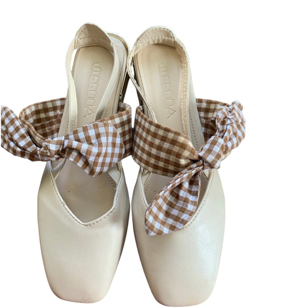 LIKE-NEW. Cute women shoe. Cream color, cute brown checkerboard pattern fabric.